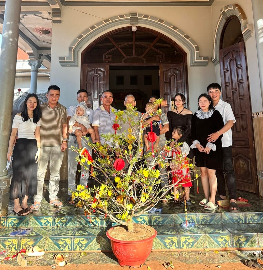 Chị Nguyễn Thụy Kiều (thứ 3 bên phải) chụp hình cùng đại gia đình bên chồng trước khi xuất hành du xuân về quê tỉnh Bình Định. Ảnh: Quang Tấn