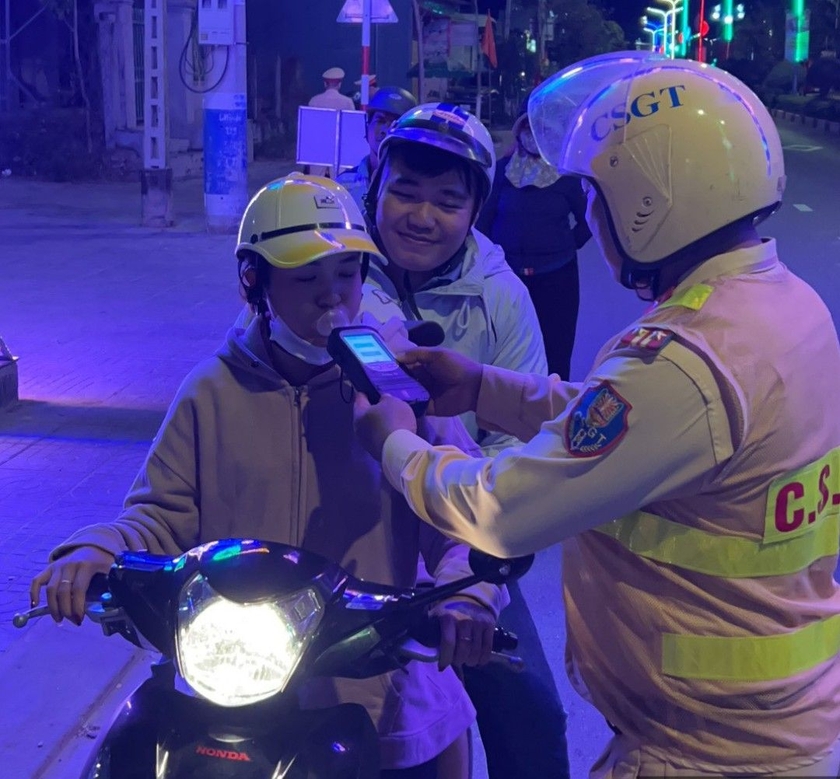 Với phương châm 3 không “Không có vùng cấm, không ngoại lệ, không ngày nghỉ”, lực lượng Cảnh sát giao thông Công an huyện Krông Pa xử lý nghiêm các vi phạm để bảo đảm trật tự an toàn giao thông và hoạt động vui Xuân, đón Tết của người dân.