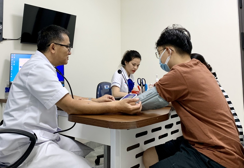 Bác sĩ Bệnh viện Hùng Vương Gia Lai thăm khám sức khỏe cho người dân. Ảnh: Như Nguyện