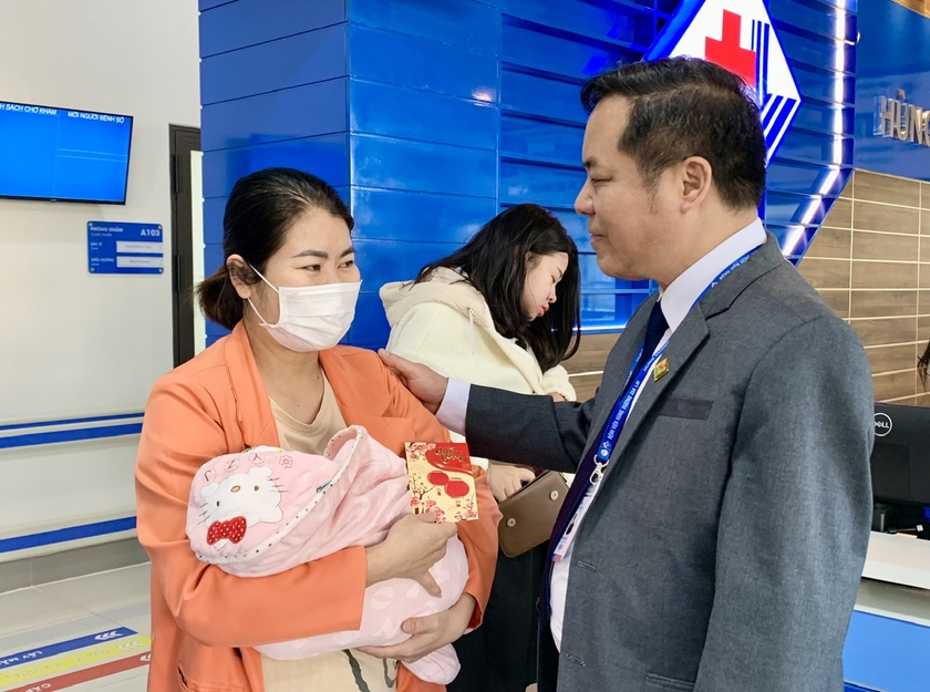 Ông Phạm Văn Học-Chủ tịch Hội đồng thành viên, Tổng Giám đốc Bệnh viện Hùng Vương Gia Lai tặng quà cho những bệnh nhân đầu tiên đến khám tại bệnh viện. Ảnh: Như Nguyện