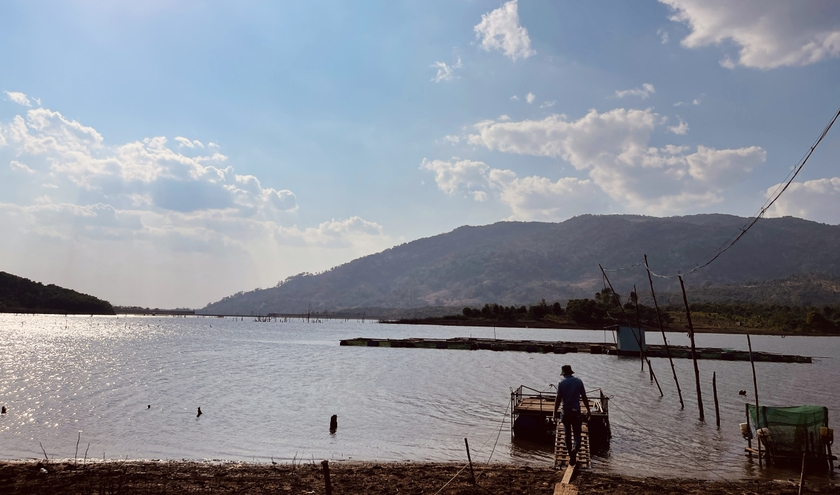 Hồ thủy điện Ia Grăng 1 nằm tại làng Hlũ với cảnh sắc mênh mông và tuyệt đẹp. Những ai từng một lần được ngắm hoàng hôn “dát vàng” trên mặt nước nơi đây đều phải trầm trồ, ấn tượng.