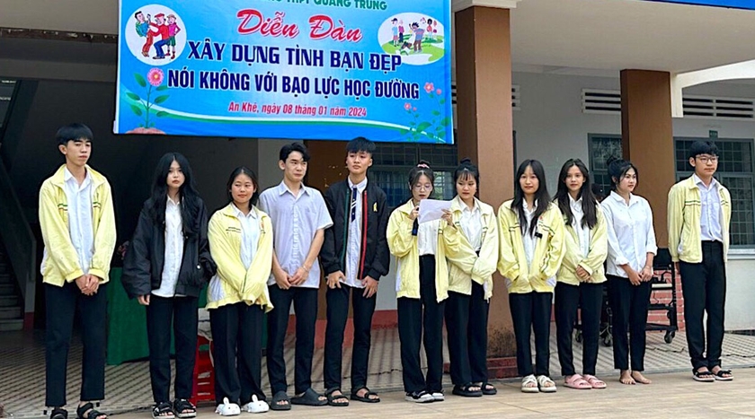 Học sinh Trường THPT Quang Trung (thị xã An Khê) bày tỏ quan điểm tại Diễn đàn Xây dựng tình bạn đẹp, nói không với bạo lực học đường. Ảnh: Mộc Trà