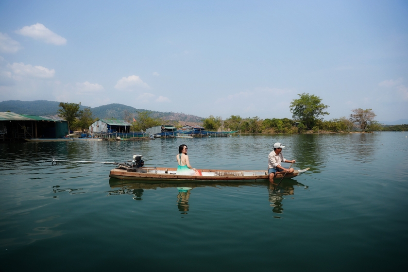 Khách tham quan có thể thuê thuyền để dạo quanh hồ ngắm cảnh đẹp yên bình. Ảnh: Trần Thụy Chiêu Ly
