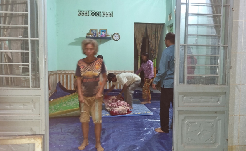 Gia đình lo hậu sự cho cháu R.C.Đ. Ảnh: K.P