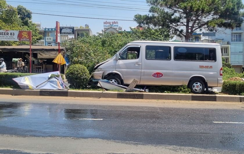 Xe ô tô bị hư hỏng phần đầu, tông gãy 2 bảng hiệu trên đường Nguyễn Tất Thành. Ảnh: K.P