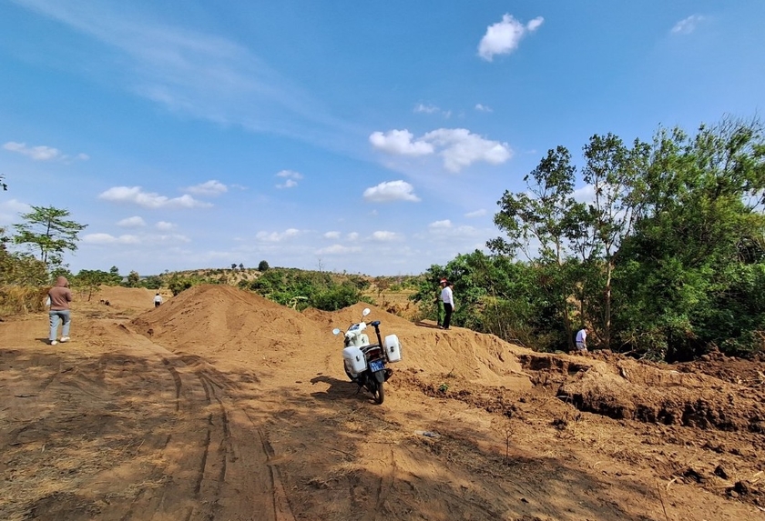 Lực lượng chức năng huyện Chư Pưh kiểm tra điểm khai thác cát trái phép ở thôn Lương Hà. Ảnh: N.T