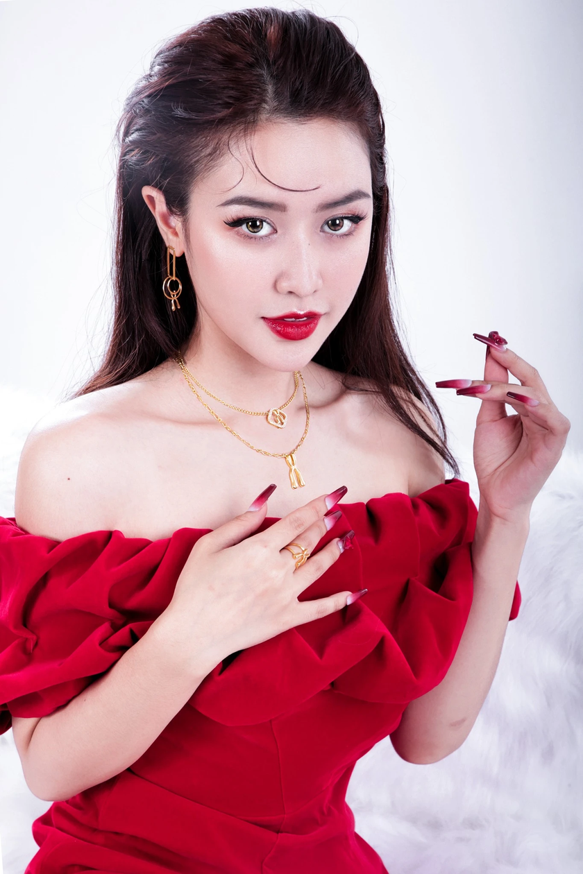 Quyên Qui dù chỉ xuất hiện chớp nhoáng ở phim điện ảnh Mai nhưng lại gây ấn tượng nhờ vẻ ngoài xinh đẹp cùng vóc dáng nổi bật. Ở dự án do Trấn Thành làm đạo diễn, người đẹp vào vai cô nhân tình của Tuấn Trần. Cả hai có phân cảnh táo bạo ngay từ đầu phim