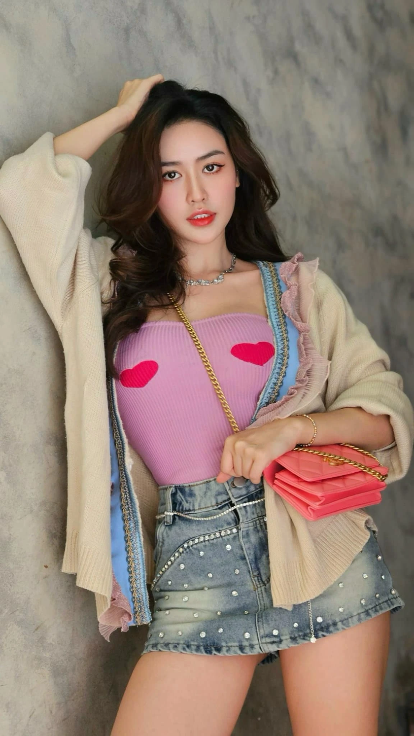 Quyên Qui tên thật là Nguyễn Lê Diệp Quyên, sinh năm 1998. Trước khi đến với Mai, cô từng góp mặt trong một số phim chiếu mạng như Xóm trọ, Sugar daddy & sugar baby…Cô gái 26 tuổi từng xuất hiện trong chương trình Tỏ tình hoàn mỹ. Khi đó Quyên Qui thổ lộ tình cảm với Tuấn Dương nhưng bị từ chối