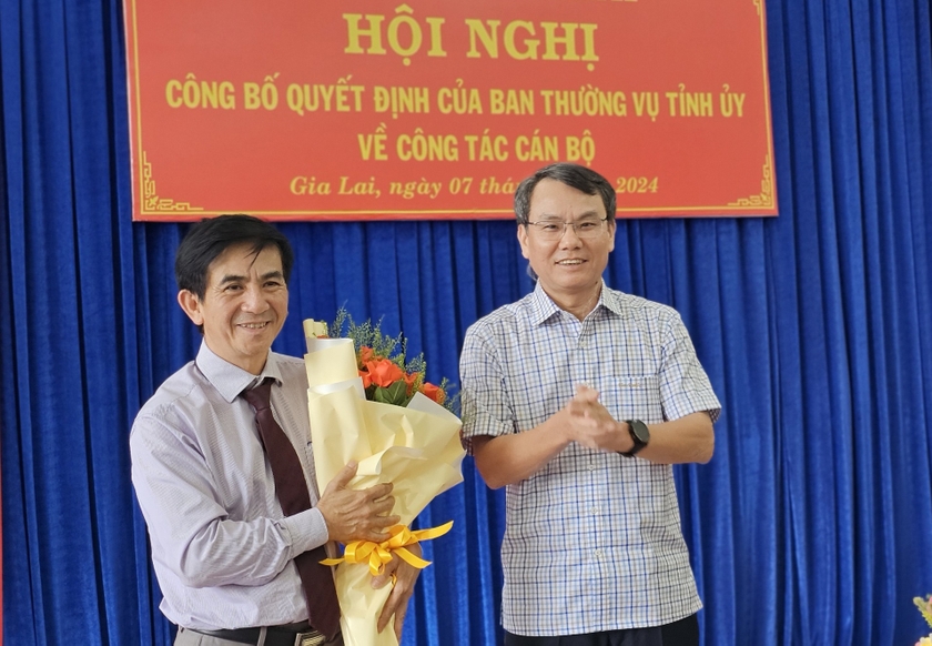 Bí thư Thành ủy Pleiku Trịnh Duy Thuân (bìa phải) tặng hoa chúc mừng đồng chí Võ Phúc Ánh. Ảnh: Ngọc Sang