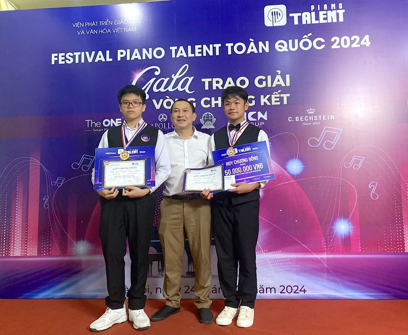 Hai em Nguyễn Đăng Khang (bìa trái) và Trần Tuấn Kiệt (bìa phải) đã đạt được huy chương vàng và huy chương bạc tại Festival Piano Talent toàn quốc 2024. Ảnh: NVCC