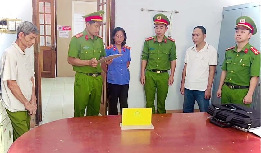Cơ quan CSĐT Công an huyện Đak Pơ thi hành Lệnh bắt bị can để tạm giam. Ảnh: Chí Linh