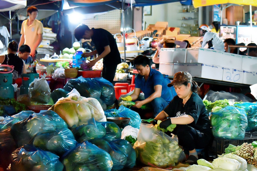 Các loại rau, củ, quả từ những địa phương khác được vận chuyển về đây để phục vụ người dân Gia Lai và các tỉnh lân cận.