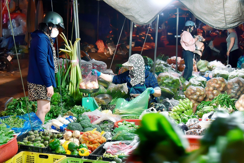 Các tiểu thương buôn bán rau, củ, quả tại khu vực đường Nguyễn Thiện Thuật.