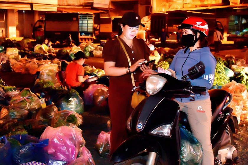 Hơn 10 năm gắn bó với chợ đêm Pleiku, chị Nguyễn Thị Hà (bên trái, xã An Phú, TP. Pleiku) không khỏi lo lắng khi chuyển đến khu chợ mới, bởi ngoài bán sỉ thì việc bán lẻ không biết có được thuận lợi như trước đây vì nơi mới cách xa trung tâm thành phố.
