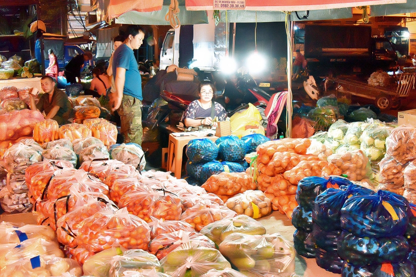 Nhiều mặt hàng nông sản từ các nơi tập trung về chợ đêm để phục vụ cho người dân.