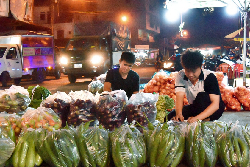 Đến 10 giờ đêm, hàng hóa được các tiểu thương tập kết trên đường Trần Phú để bán cho khách lẻ.