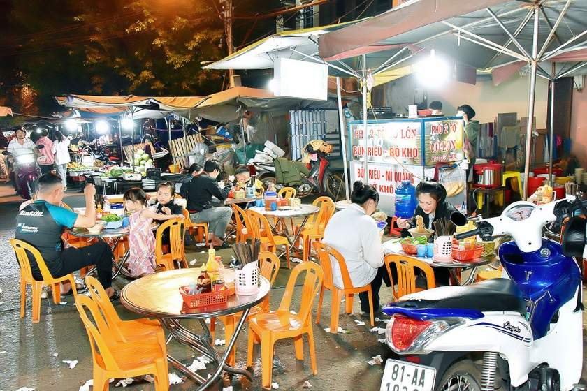 Với nhiều hộ bán đồ ăn uống trên đường Nguyễn Thiện Thuật, việc di chuyển chợ đêm đến nơi mới khiến họ sẽ giảm thu nhập vì phải tìm nơi khác để kinh doanh.