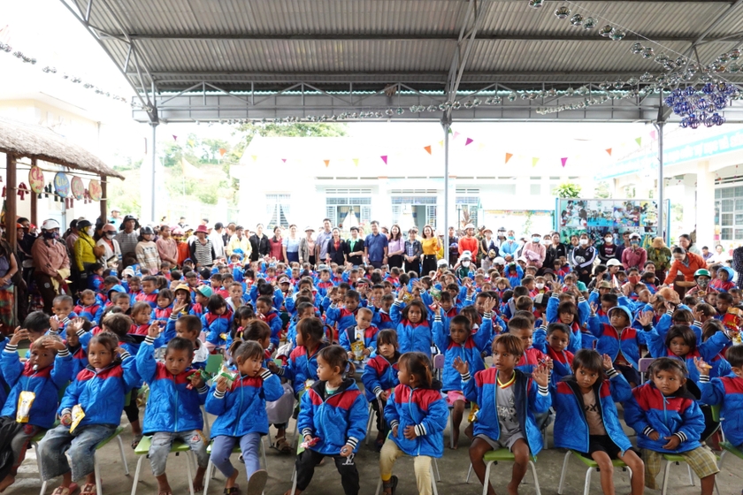 Học sinh Trường Mầm non Sơn Ca (xã Chư Krêy, huyện Kông Chro) phấn khởi nhận áo ấm do Mạnh Thường Quân trao tặng. Ảnh: Mộc Trà