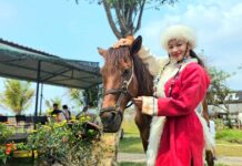 
 Du khách trải nghiệm cưỡi ngựa, ngắm thú ở Phố núi Pleiku
