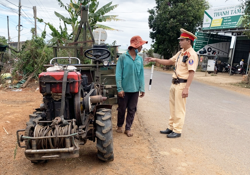 Lực lượng Công an huyện Chư Sê kiểm tra xe công nông lưu hành. Ảnh: V.H