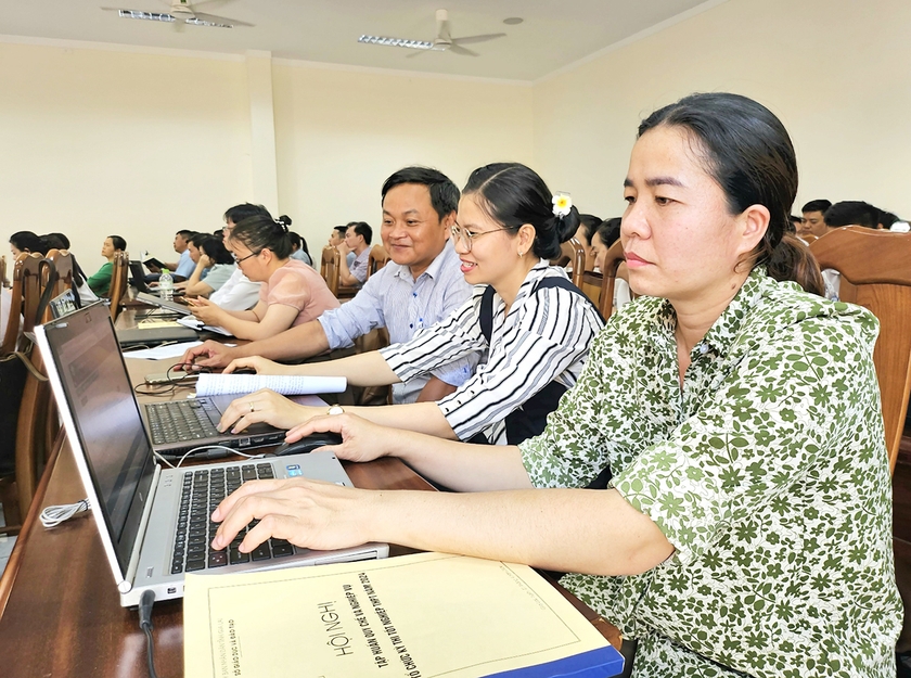 Cô Lê Thị Thanh Hoa (thứ 2 từ phải sang)-Giáo viên Trường THCS và THPT Nguyễn Văn Cừ (huyện Chư Sê) cùng đồng nghiệp thực hành trên phần mềm hệ thống quản lý thi. Ảnh: M.T