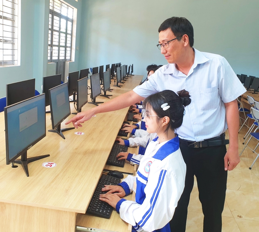 Thầy Trần Đại Thắng-giáo viên Trường THPT Nguyễn Chí Thanh (TP. Pleiku) hướng dẫn học sinh thử đăng ký dự thi tốt nghiệp THPT trực tuyến. Ảnh: Mộc Trà