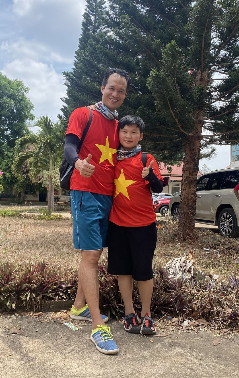 Hai bố con cuarơ Nông Quang Anh tham gia chương trình thiện nguyện &quot;Kết nối yêu thương&quot; tại huyện Ia Grai, Gia Lai. Ảnh: Sơn Ca