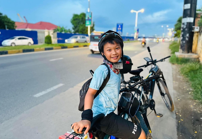 Cua rơ &quot;nhí&quot; Nông Quang Anh trên hành trình đạp xe tại đất nước Campuchia (ảnh nhân vật cung cấp).