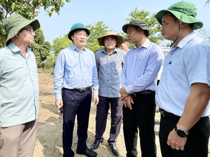 Chủ tịch UBND tỉnh Trương Hải Long (người đứng thứ 2 bên trái) cùng lãnh đạo các sở, ngành và địa phương đến khảo sát, kiểm tra các vị trí sạt lở trên địa bàn huyện Ia Pa. Ảnh: Minh Phương