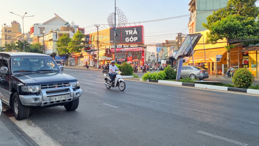 Hiện trường xe ô tô bị trôi tông vào dải phân cách trên đường Nguyễn Tất Thành. Ảnh: K.P