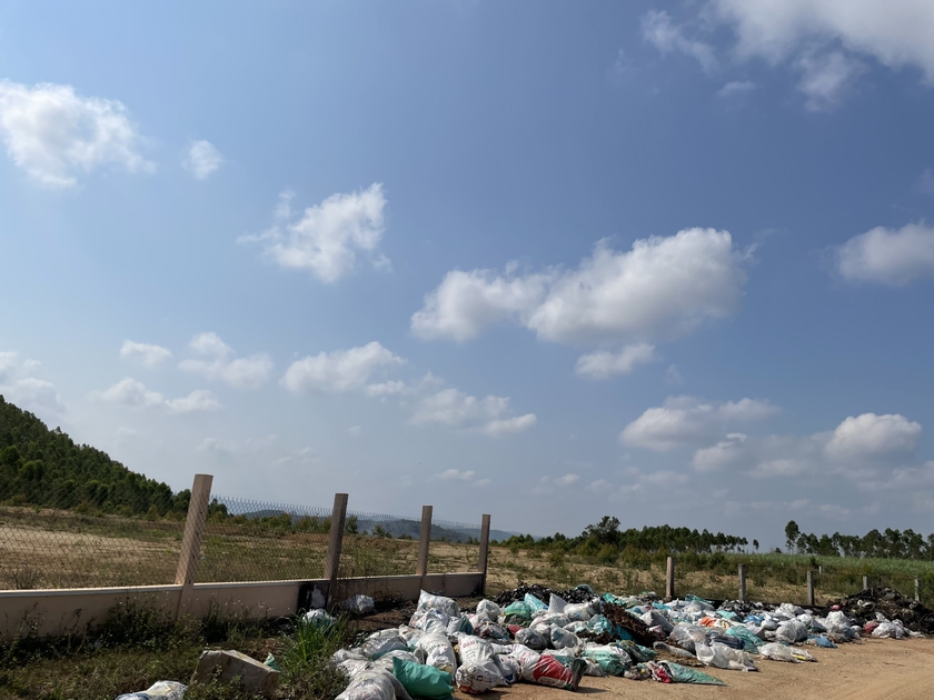 Rác thải sinh hoạt tập kết trái phép trước bãi rác cũ huyện Đak Pơ. Ảnh: T.D