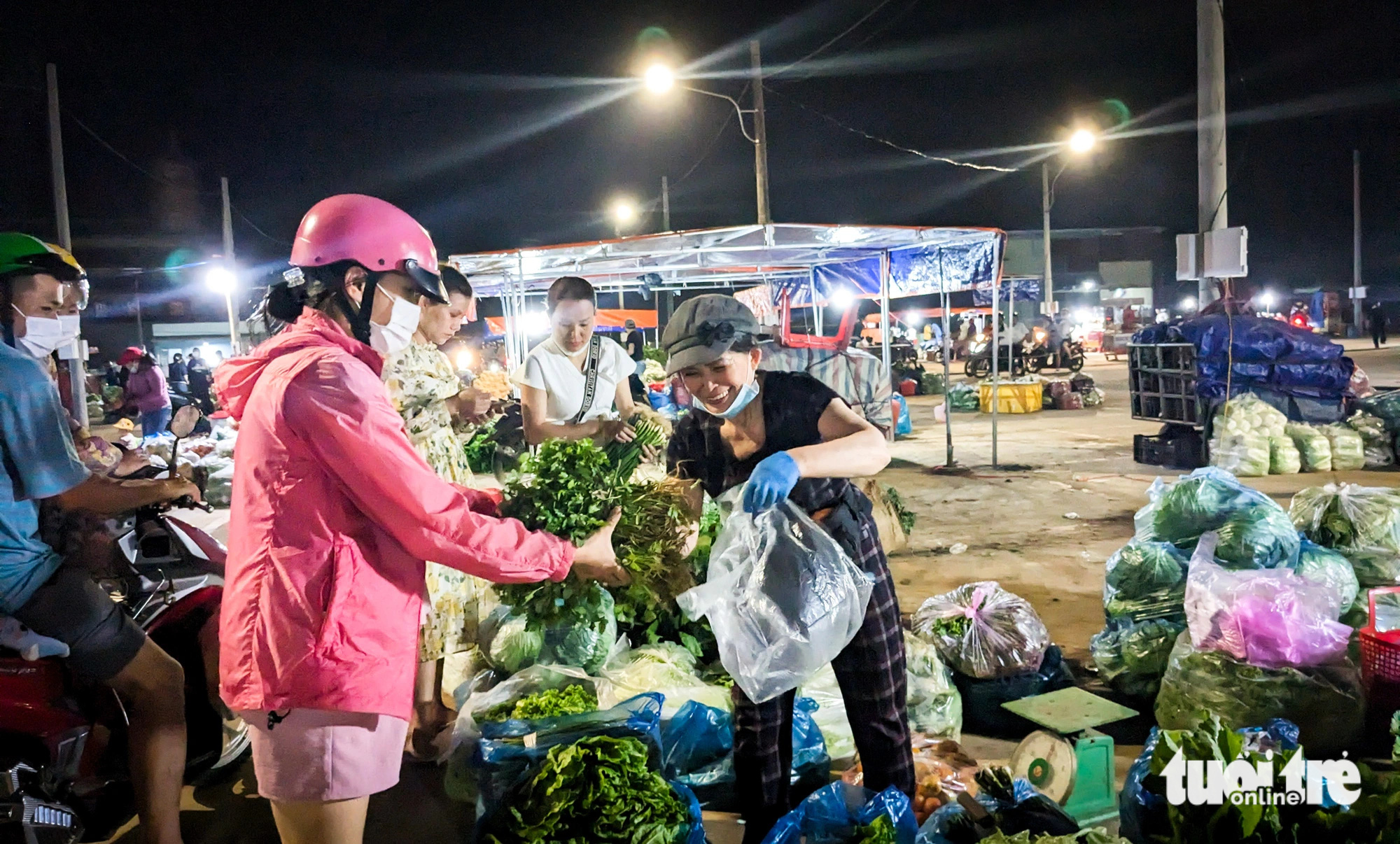 Tiểu thương chợ đêm Pleiku buôn bán tại chợ mới ở đường Nguyễn Văn Linh, phường Ia Kring - Ảnh: TẤN LỰC 2