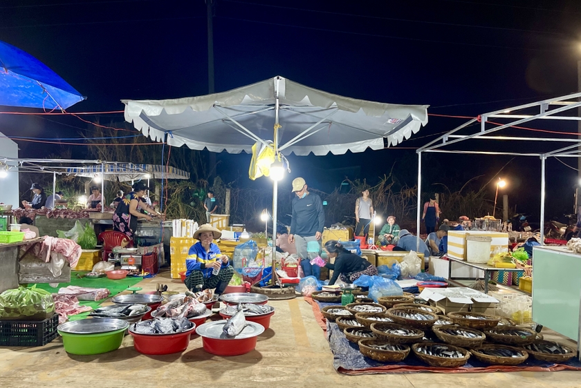 Các hộ kinh doanh đã ổn định vị trí kinh doanh theo sự sắp xếp, phân bố lô sạp. Ảnh: Vũ Thảo