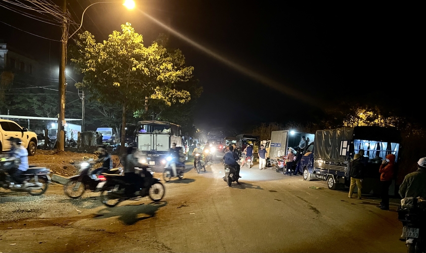 Chỉ có 1 đường ra-vào nên vào giờ cao điểm khu vực này đã xảy ra kẹt xe. Ảnh: Vũ Thảo