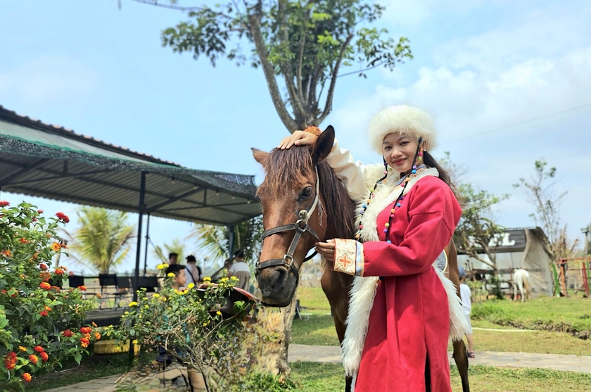 Chị Ngô Thị Thảo Trinh (thôn 3, xã Tân Bình, huyện Đak Đoa) chụp ảnh cùng một chú ngựa tại Alpaca Farm. Ảnh: Mộc Trà