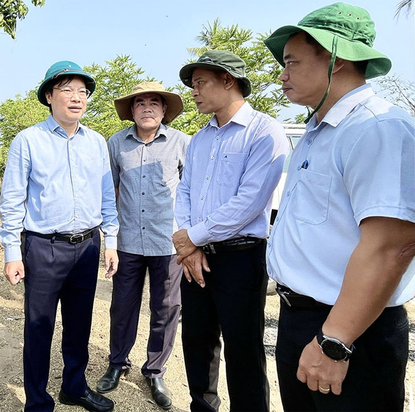 Chủ tịch UBND tỉnh Trương Hải Long (bìa trái) trao đổi với lãnh đạo các sở, ngành, địa phương về tình trạng sạt lở bờ sông, suối trên địa bàn huyện Ia Pa. Ảnh: Minh Nguyễn