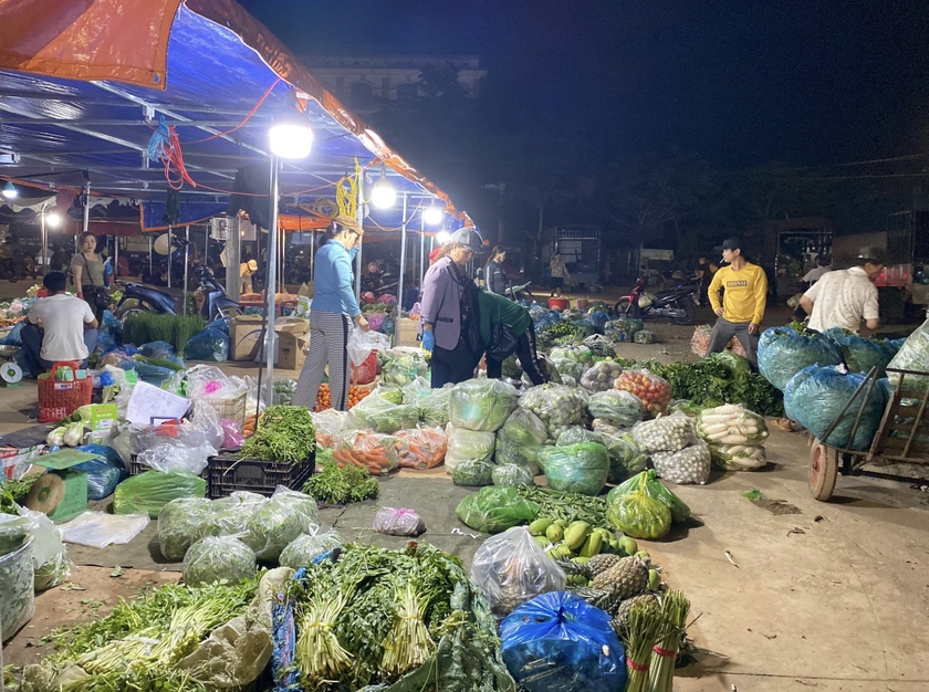 Đến ngày 1-4, đã có 574 hộ đăng ký kinh doanh với 884 lô. Mỗi lô có diện tích 4 m2. Ảnh: Hà Duy