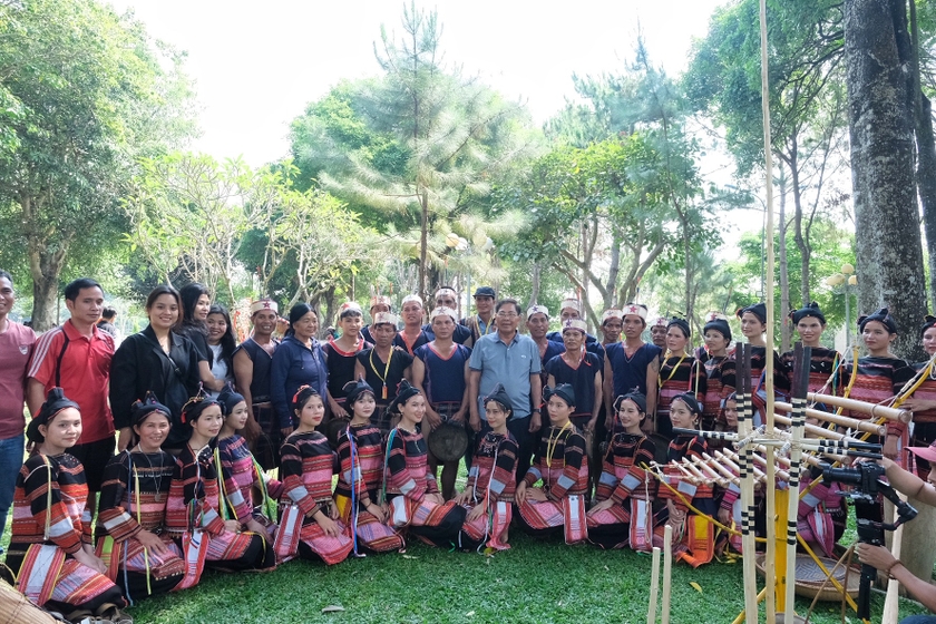 Đồng chí Hà Sơn Nhin (giữa hàng)-Nguyên Bí thư Tỉnh ủy Gia Lai đến thăm và khích lệ tinh thần các nghệ nhân Bahnar huyện Kbang. Ảnh: Hoàng Ngọc