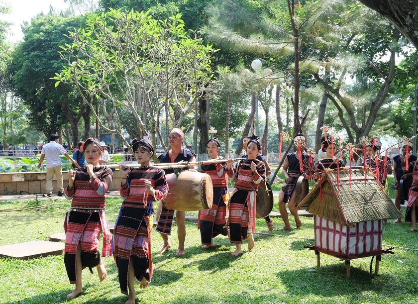 Đoàn nghệ nhân Bahnar huyện Kbang tái hiện không gian sinh hoạt cộng đồng. Ảnh: Hoàng Ngọc
