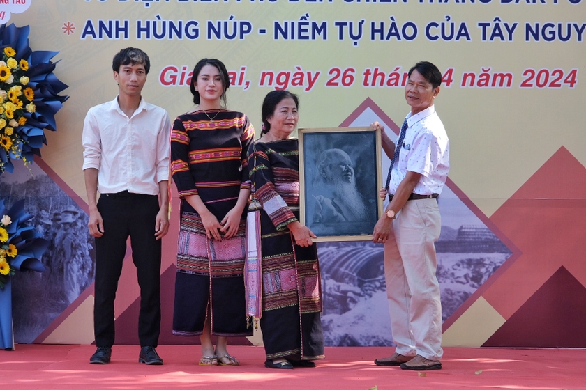 Gia đình Anh hùng Núp trao tặng hiện vật cho Bảo tàng tỉnh Gia Lai . Ảnh: Hoàng Ngọc