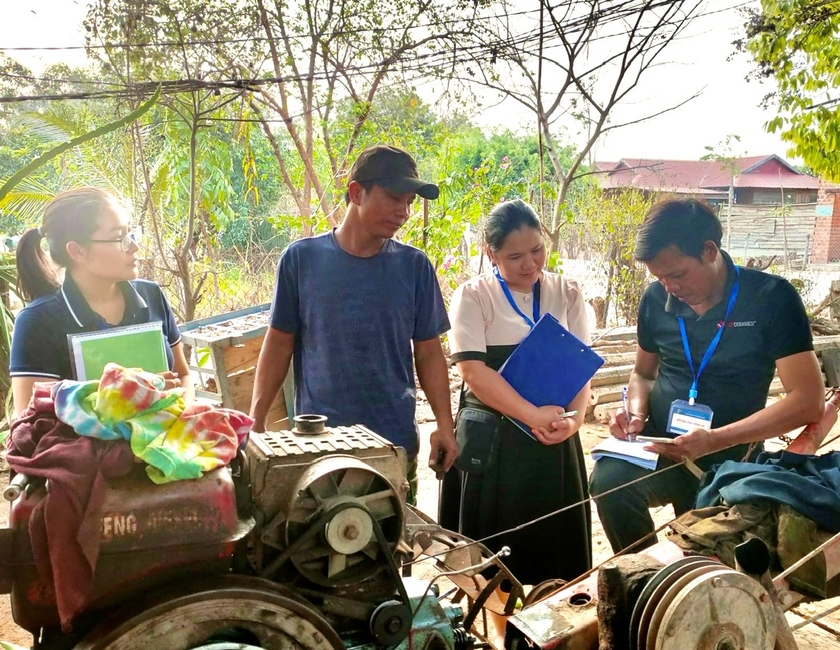 Điều tra viên Chi cục Thống kê huyện Krông Pa tổ chức thu thập thông tin của hộ dân được chọn điều tra tại địa bàn buôn Ma Leo (xã Đất Bằng). Ảnh: Minh Phương