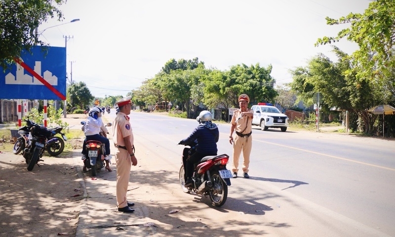 Lực lượng Cảnh sát Giao thông thường xuyên phối hợp tuần tra, xử lý nghiêm các trường hợp vi phạm trên quốc lộ 25. Ảnh: Trần Dung