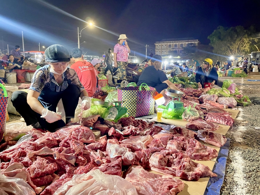 Nhiều hộ kinh doanh thịt heo phải ngồi ở khu vực phát sinh, trên mặt bằng chưa được thảm bê tông. Ảnh: Vũ Thảo