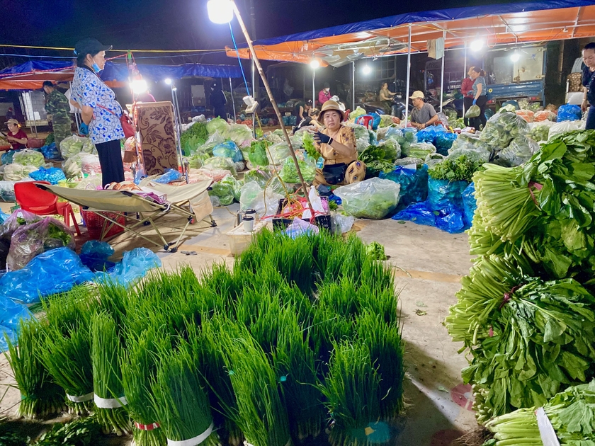 Nhiều tiểu thương cho rằng chợ tạm được làm khá bài bản khi nền đổ bê tông sạch sẽ, có điện nước, nhà vệ sinh đầy đủ. Ảnh: Hà Duy