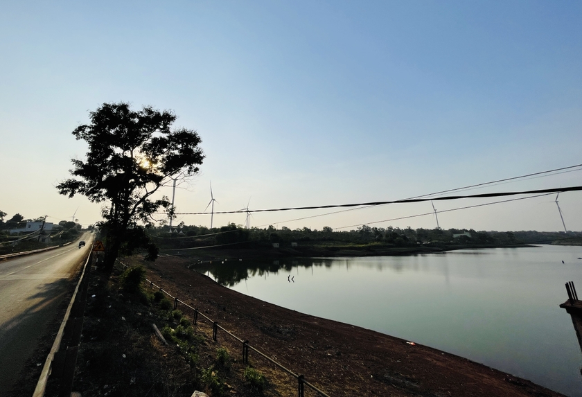 Hồ Ia Mua rộng khoảng 27 ha, nằm ngay đoạn rẽ về phía tỉnh lộ 663 thuộc địa phận thôn Ia Mua, xã Bàu Cạn, huyện Chư Prông.