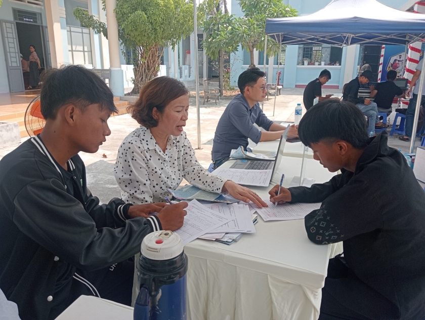 Thanh niên huyện Krông Pa tìm hiểu việc làm tại phiên giao dịch. Ảnh: Nguyễn Chi