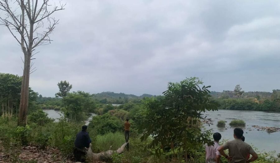 
 Tìm kiếm thi thể nam thanh niên đi câu cá mất tích trên sông Pô Cô
