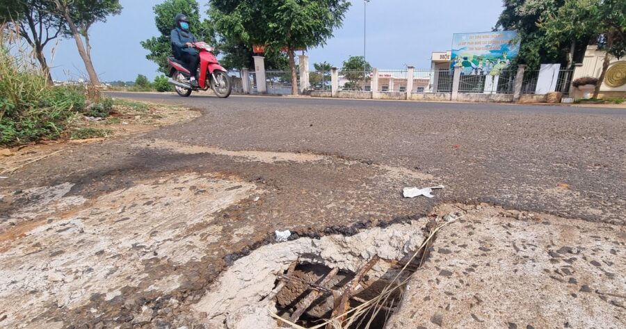 
 Pleiku: Nắp cống trên đường Trần Văn Bình bị vỡ gây nguy hiểm cho người và phương tiện lưu thông
