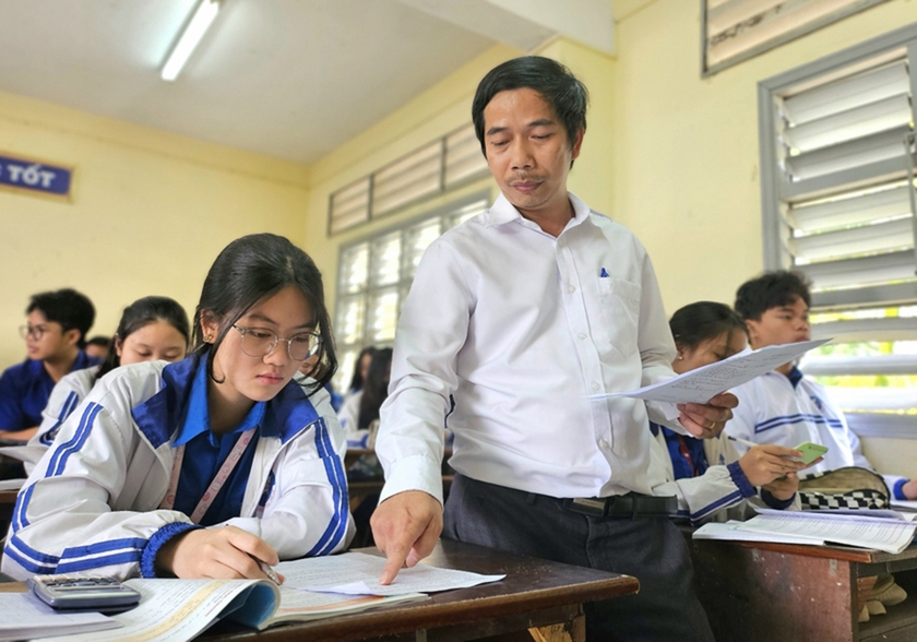 Thầy Nguyễn Quang Phú hướng dẫn học sinh lớp 11 giải bài tập Toán. Ảnh: M.T