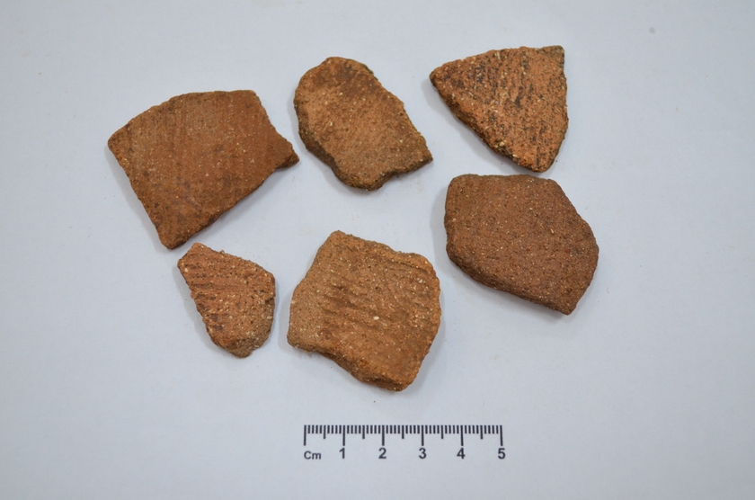 Các mảnh gốm có hoa văn thời tiền sử. Ảnh: Xuân Toản